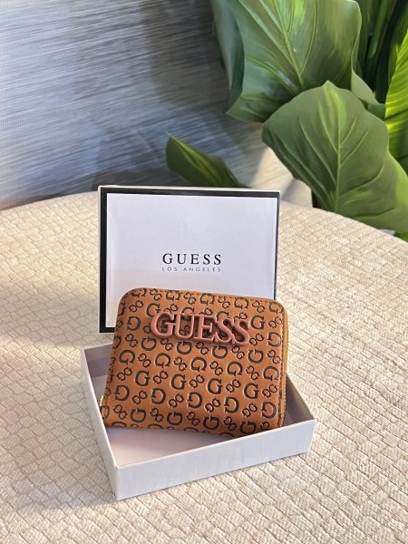 محفظة GUESS حجم صغير مع علبة