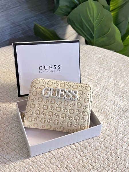 محفظة GUESS حجم صغير مع علبة