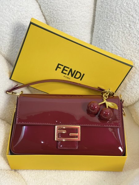 حقيبة فيندي كروس لون برغندي مع علبة