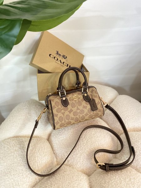 حقيبة  كوتش مختومة قاعدة 19سم small apricot coffeeمع علبة ✨