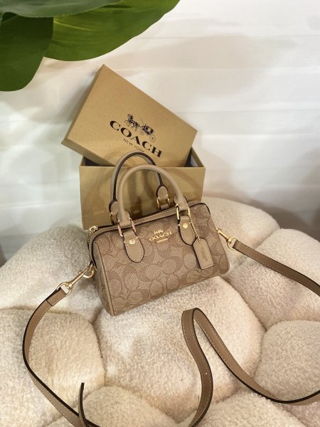 حقيبة كوتش مختومة قاعدة 19 سم Apricot khakiمع علبة ✨