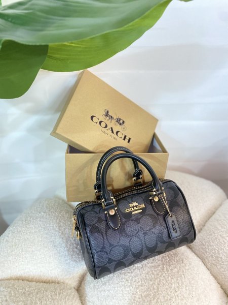 حقيبة كوتش مختومة قاعدة 19 سم Black Black مع علبة ✨