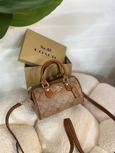 حقيبة كوتش مختومة قاعدة 19 سم apricot brownمع علبة ✨