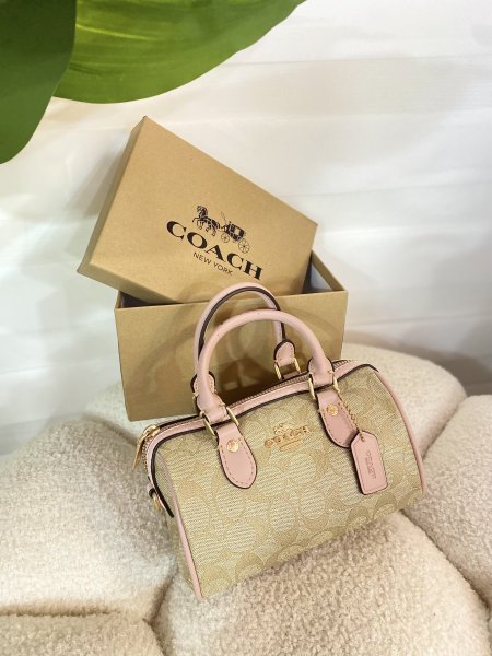 حقيبة كوتش مختومة قاعدة 19 سم light apricot pinkمع علبة ✨