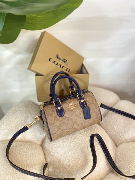 حقيبة كوتش مختومة قاعدة 19 سم apricot magnolia مع علبة ✨