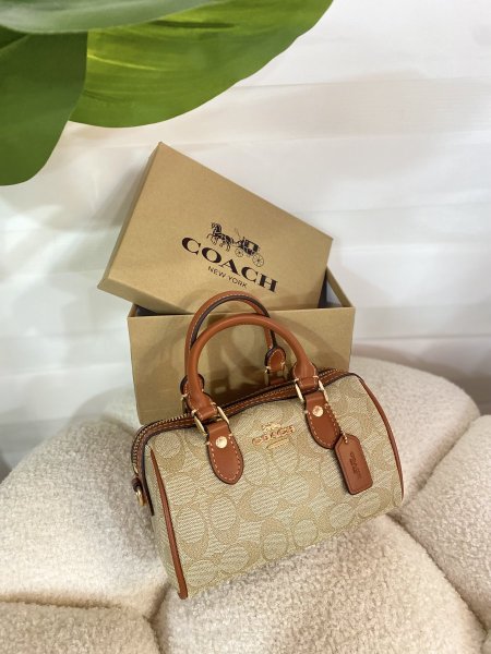 حقيبة كوتش مختومة قاعدة 19 سم Light apricot brownمع علبة ✨