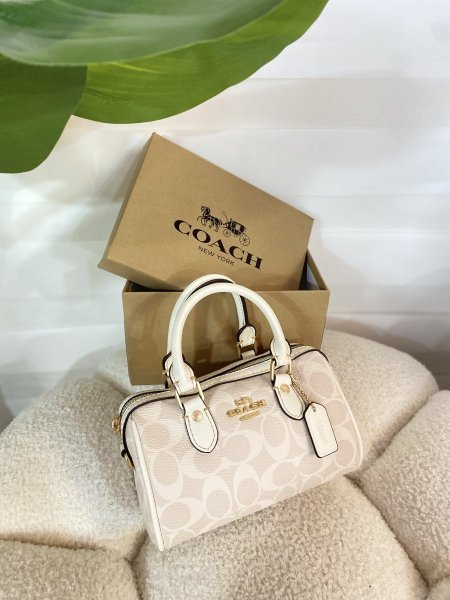 حقيبة كوتش مختومة قاعدة 19 سم beig white مع علبة ✨