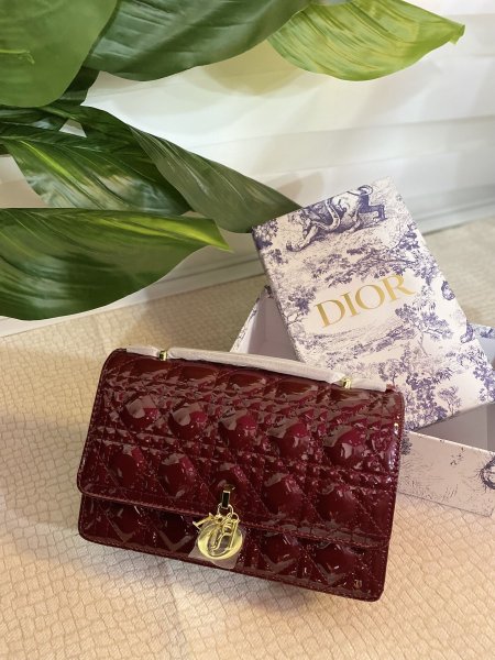 حقيبة ديور مختومه قاعدة 24 سم مع علبه ✨