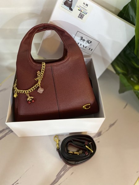 حقيبة كوتش لانا مختومة قاعدة 25 سم مع علبة ماستر كوبي ✨