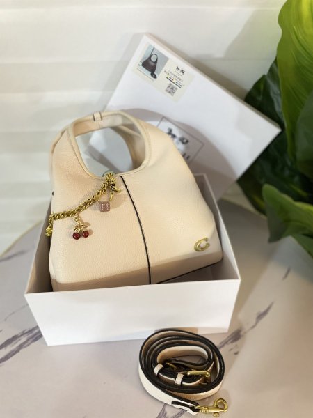 حقيبة كوتش لانا مختومة قاعدة 25 سم مع علبة ماستر كوبي ✨