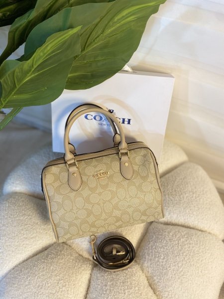 حقيبة كوتش مختومة قاعدة 25سم LAPRICOT/KHAKIمع علبة ✨