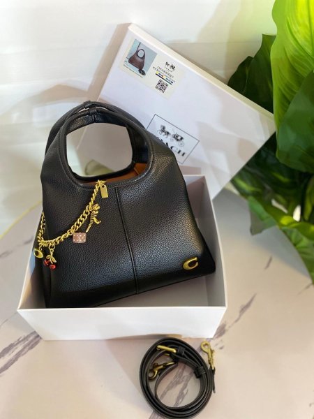 حقيبة كوتش لانا مختومة  ماستر كوبي قاعدة 25سم مع علبة ✨