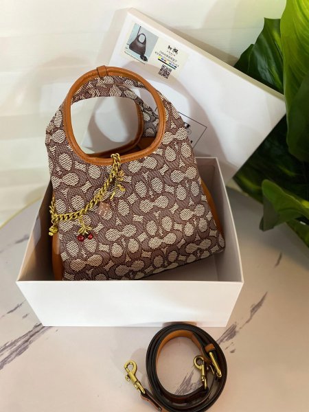 حقيبة كوتش لانا مختومة  ماستر كوبي قاعدة 25سم مع علبة ✨