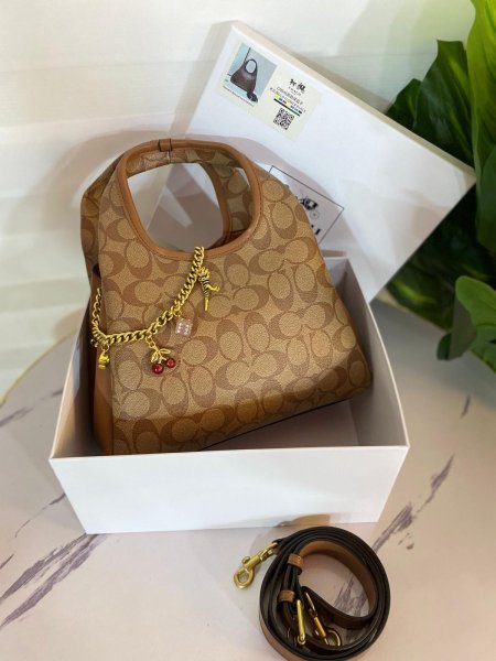 حقيبة كوتش لانا مختومة  ماستر كوبي قاعدة 25سم مع علبة ✨