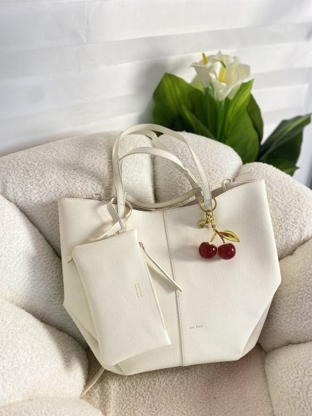 حقيبة بولين مختومة باللون الأبيض 🤍✨