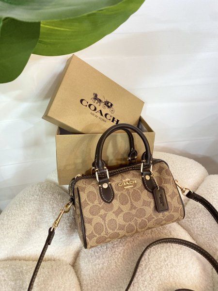 حقيبة كوتش مختومة قاعدة 19 سم Small Apricot COFFE