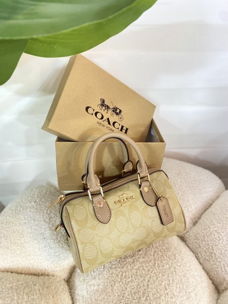 حقيبة كوتش مختومة ماستر كوبي قاعدة 19سم L.Apricot/Khakiمع علبة ✨