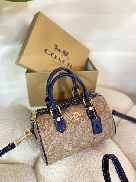 حقيبة كوتش مختومة ماستر كوبي قاعدة 19سم Apricot mango Liamمع علبة ✨