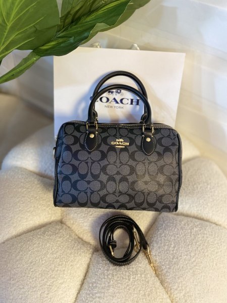 حقيبة كوتش مختومة قاعدة 25سم BLACK/BLACKمع علبة ماستر كوبي ✨