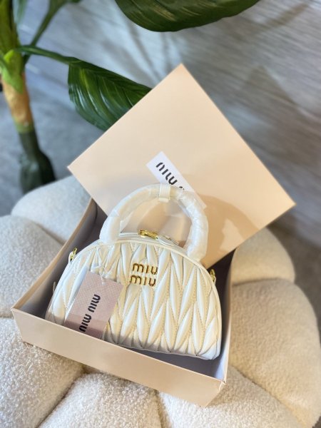 حقيبة ميو ميو مختومة قاعدة 22سم مع علبة ✨