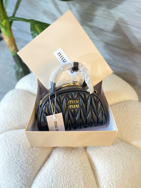حقيبة ميو ميو مختومة قاعدة 22سم مع علبة ✨