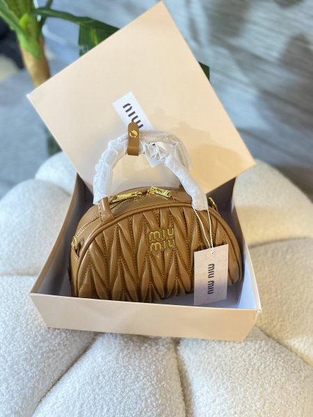 حقيبة ميو ميو مختومة قاعدة 22سم مع علبة ✨