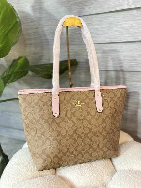 حقيبة كوتش مختومة حجم كبير ماستر كوبي ✨