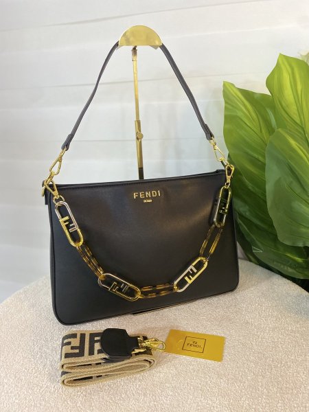 حقيبة فيندي حجم كبير مختومة ماستر كوبي ✨