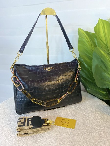 حقيبة فيندي حجم كبير مختومة ماستر كوبي ✨