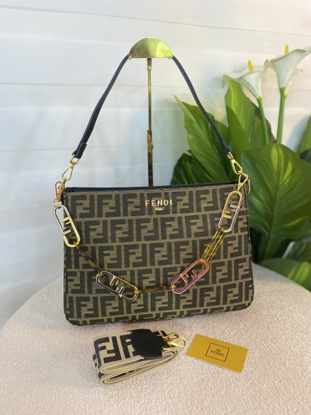 حقيبة فيندي حجم كبير مختومة ماستر كوبي ✨