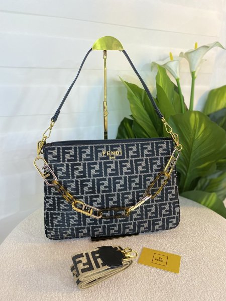 حقيبة فيندي حجم كبير مختومة ماستر كوبي ✨