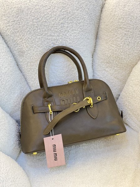 حقيبة ميو ميو مختومة  ماستر كوبي قاعدة 28سم مع علبة ✨