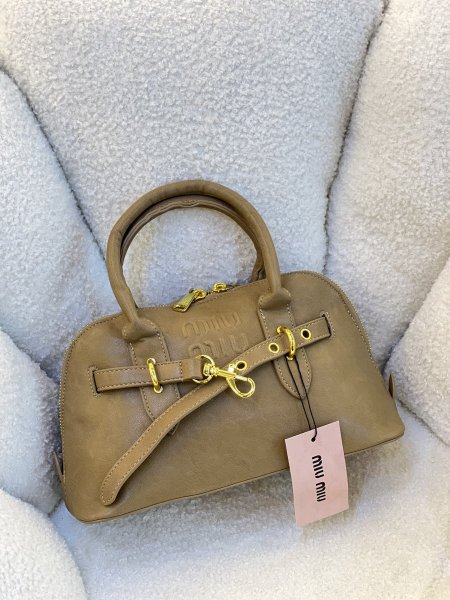 حقيبة ميو ميو مختومة  ماستر كوبي قاعدة 28سم مع علبة ✨