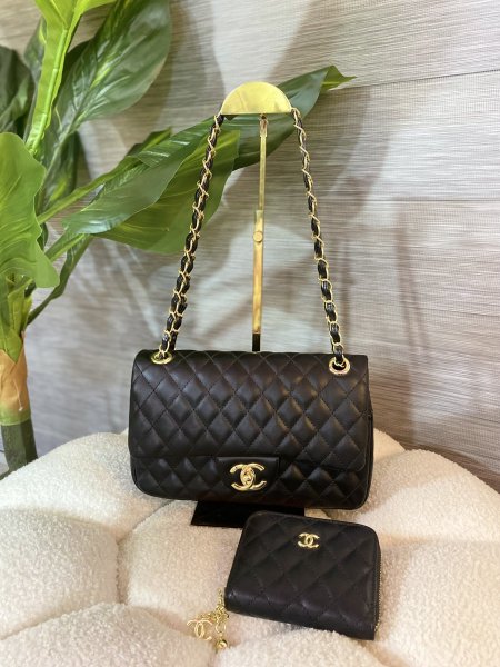 حقيبة شانيل كلاسيك فلاب جلد املس قاعدة 25 سم هاردوير ذهبي مع علبة✨