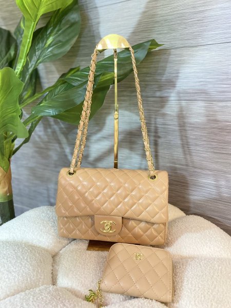 حقيبة شانيل كلاسيك فلاب جلد املس قاعدة 25 سم هاردوير ذهبي مع علبة✨