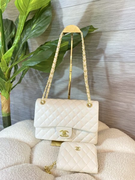 حقيبة شانيل كلاسيك فلاب جلد املس قاعدة 25 سم هاردوير ذهبي مع علبة✨