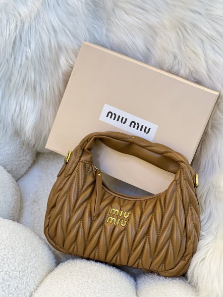 حقيبة ميو ميو مختومة  ماستر كوبي مع علبة ✨