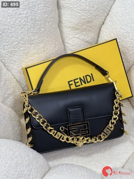 حقيبة فينداتشي كروس بلون الأسود قاعده 26 سم مع علبة 🖤