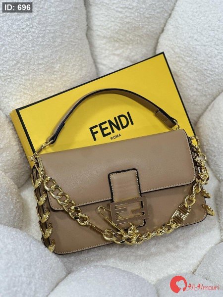 حقيبة فينداتشي بلون البيج قاعدة 26 سم مع علبه