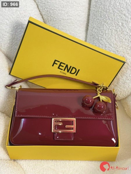 حقيبة فيندي كروس لون برغندي مع علبة