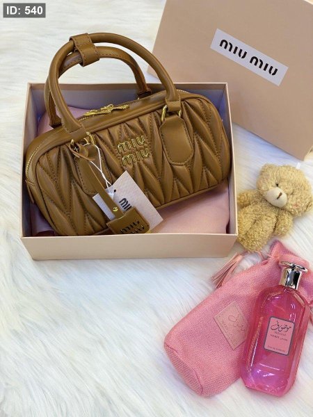 شنطة ميو ميو قاعده 22 سم بلون العسلي مع علبه