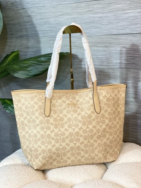 حقيبة كوتش مختومة ماستر كوبي حجم كبير مع علبة ✨