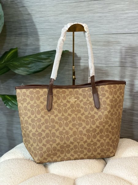 حقيبة كوتش حجم كبير مختومة ماستر كوبي ✨