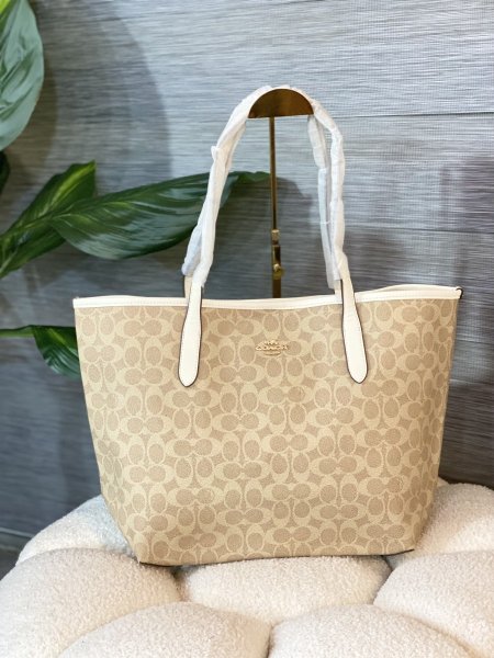 حقيبة كوتش مختومة حجم كبير ماستر كوبي ✨