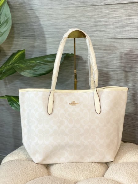 حقيبة كوتش مختومة حجم كبير ماستر كوبي ✨