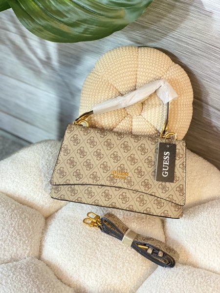 حقيبة GUESS مختومه قاعدة 25 سم مع علبة ماستر كوبي