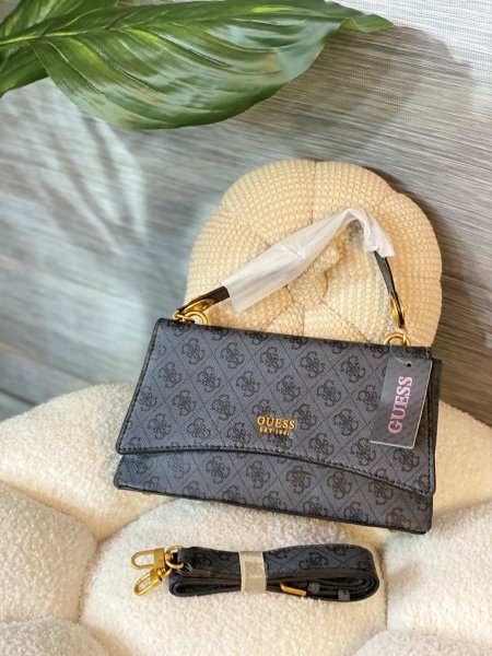 حقيبة GUESS مختومة ماستر كوبي مع علبة ✨