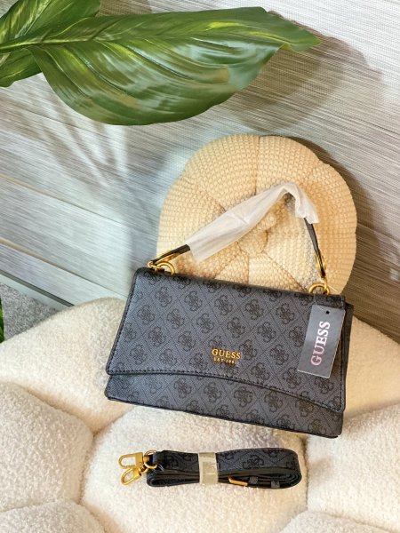 حقيبة GUESS مختومة قاعدة 25 سم مع علبة ماستر كوبي ✨