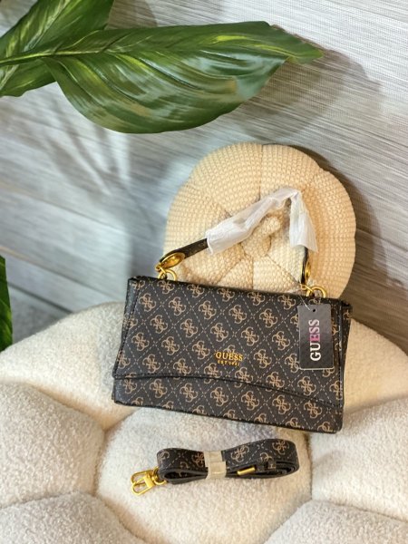 حقيبة GUESS مختومة قاعدة 25 سم مع علبة ماستر كوبي✨