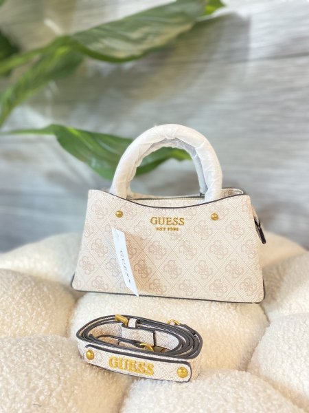 حقيبة GUESS مختومة مع علبة ماستر كوبي ✨